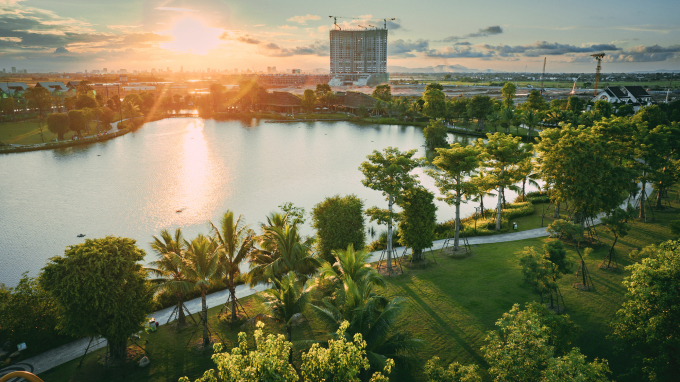 Central Park Residences nằm giữa đại công viên xanh Eco Central Park. Ảnh: Phong Sơn