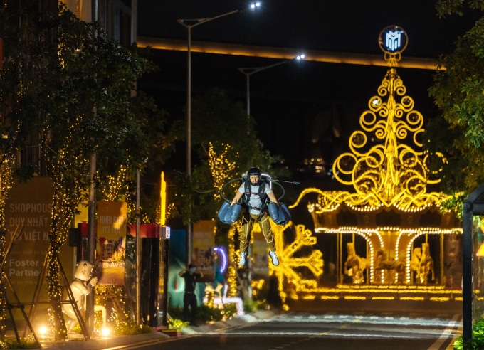 Trình diễn người bay phản lực tại The Global City. Ảnh: Masterise Homes