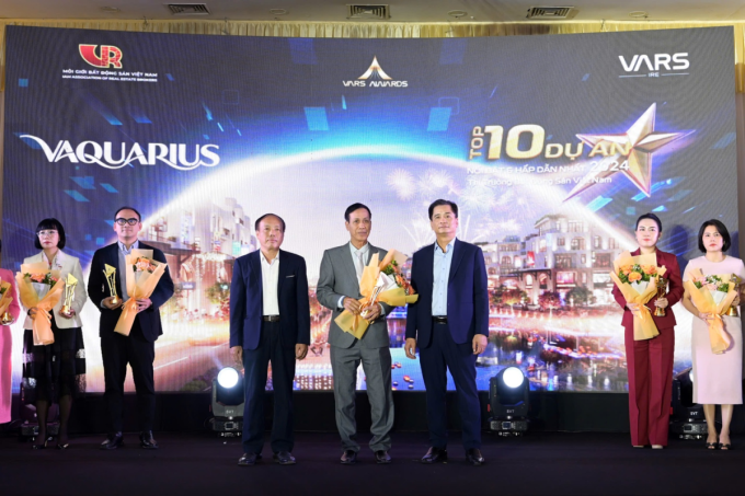 Đại diện chủ đầu tư dự án Vaquarius (đứng giũa) nhận giải thưởng tại diễn đàn VREF 2025. Ảnh???