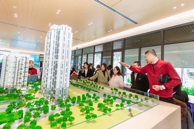 [Caption]Một nhà đầu tư đang xem phối cảnh dự án. Ảnh: N.H.O