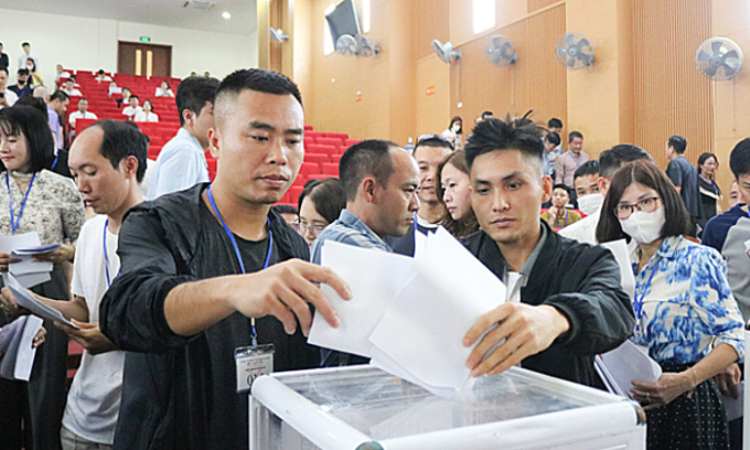 Nhà đầu tư tham gia đấu giá đất tại huyện Quốc Oai hôm 28/3. Ảnh: Cổng thông tin điện tử huyện Quốc Oai