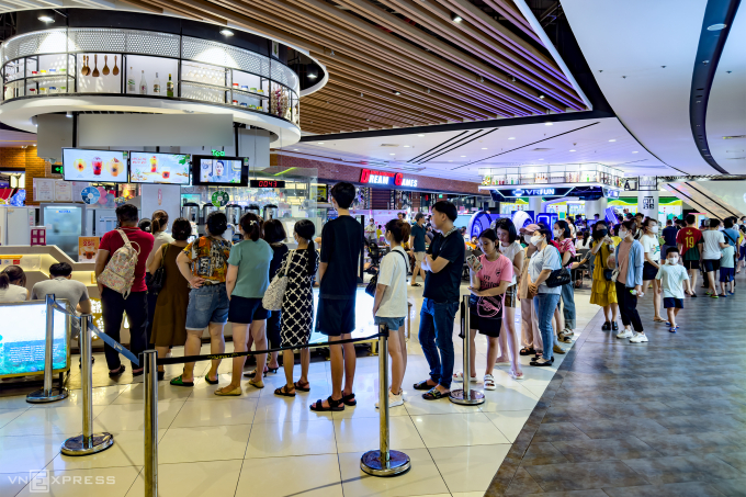 Hàng dài người đứng xếp hàng tại một cửa hàng đồ uống tại trung tâm thương mại quận Long Biên. Ảnh: Tùng Đinh