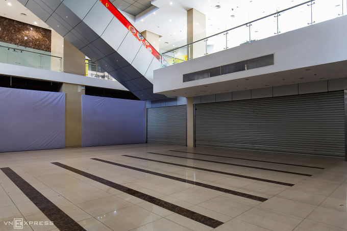 Gian hàng đã đóng cửa nhiều tháng ở tầng hầm trung tâm thương mại Discovery Complex, tháng 3/2025. Ảnh: Tùng Đinh