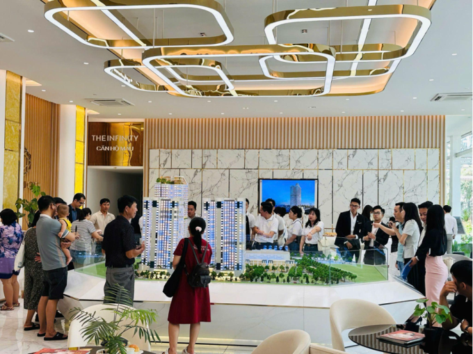 Người quan tâm tìm hiểu thông tin về dự án. Ảnh: DCT Partners