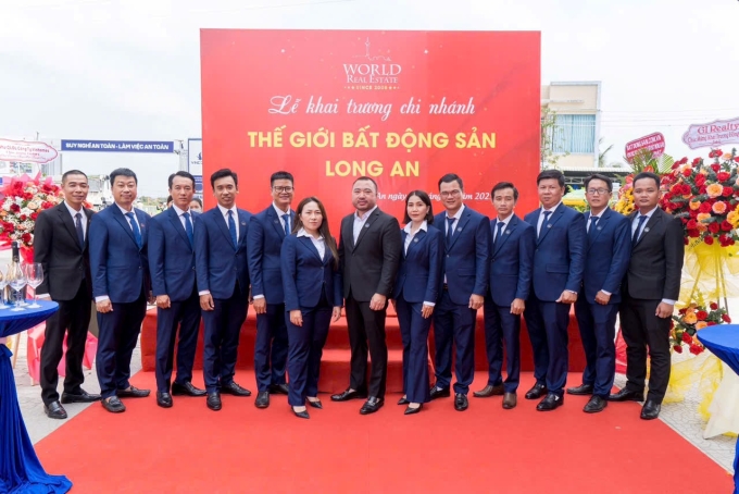 Ban lãnh đạo Thế Giới Bất Động Sản khai trương chi nhánh tại Vinhomes Green City, huyện Đức Hoà, tỉnh Long An. Ảnh: Thế Giới Bất Động Sản