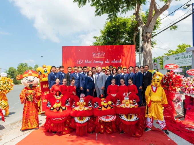 Ban lãnh đạo dự khai trương chi nhánh tại Vinhomes Green Paradise, huyện Cần Giờ, TP HCM. Ảnh: Thế Giới Bất Động Sản