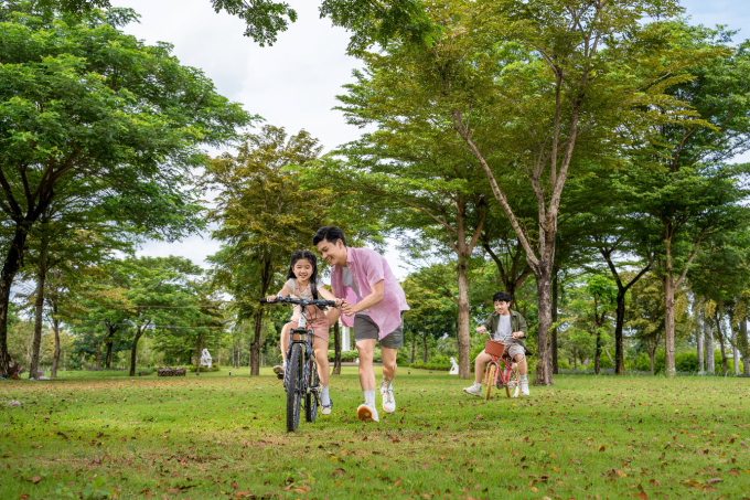 Trẻ em, các gia đình vui chơi, phát triển dưới mảnh xanh giữa đô thị. Ảnh: Nam Long