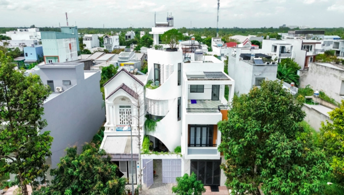 Mặt tiền được phủ xanh bởi vườn cây. Ảnh: Lonton Studio