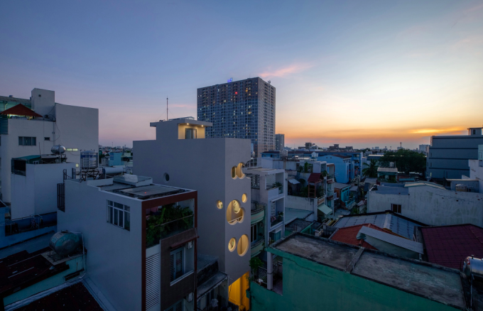 Mặt tiền ngôi nhà. Ảnh: Sonmeo Nguyen Art Studio