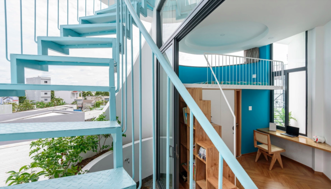 Cầu thang dạng bay để đưa ánh sáng và không khí lan tỏa vào từng ngóc ngách nhỏ trong nhà. Ảnh: Lonton Studio