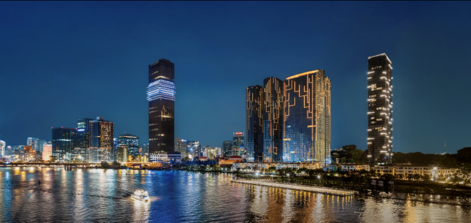 Grand Marina Saigon nằm ven sông, có hệ đèn LED mô phỏng từ cây gòn.
