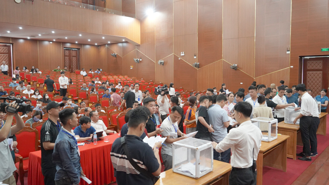 Khách hàng bỏ phiếu đấu giá 34 thửa đất tại xã Hương Ngải. Ảnh: Cổng thông tin huyện Thạch Thất