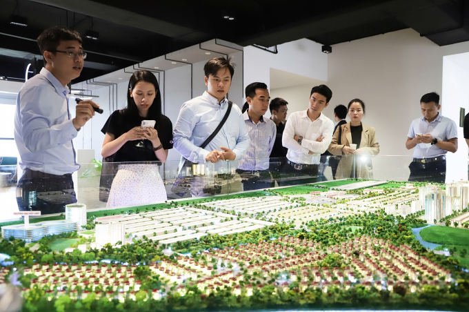 Khách hàng thăm quan một dự án đang mở bán tại TP Thủ Đức, TP HCM. Ảnh: Phương Uyên