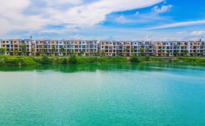 Dãy biệt thự Alta Villa với tầm nhìn hướng hồ tự nhiên 4,5 ha. Ảnh: SonKim Land