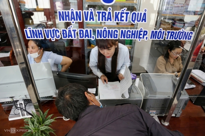 Người dân làm thủ tục công liên quan đất đai tại TP HCM, ngày 1/7. Ảnh: Đình Văn