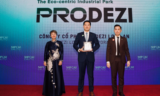 Đại diện doanh nghiệp (giữa) nhận giải thưởng. Ảnh: Prodezi