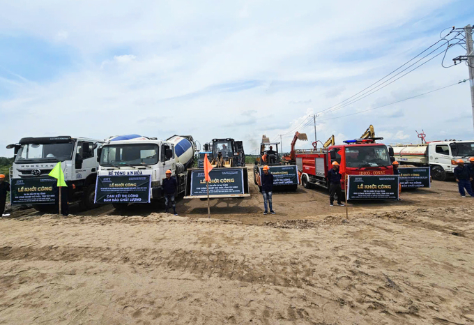 Máy móc thực hiện nghi thức khởi công. Ảnh: Nam An